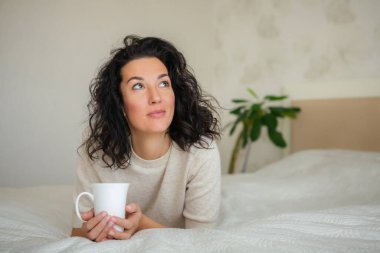 Güzel kedisi olan güzel bir kadın evde dinleniyor. Evcil hayvan konsepti.