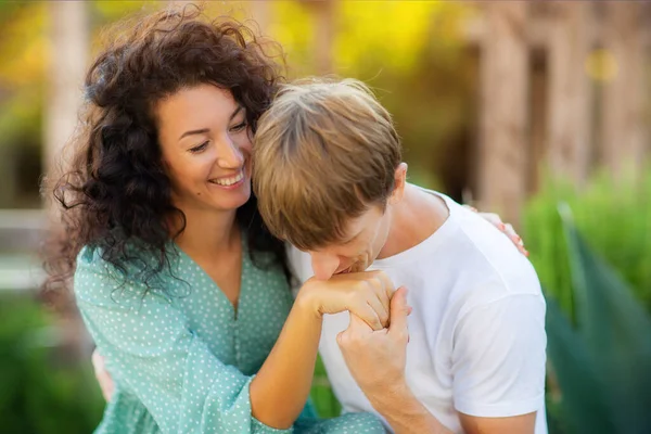 Junges romantisches Paar küsst und umarmt sich bei Sonnenuntergang. Konzept Liebe und Glück. — Stockfoto