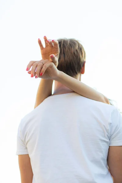 Genç ve romantik çiftin kucaklaşması ve öpüşmesi. Aile ve mutluluk kavramı.