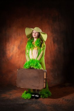 eski bir çanta ile şapkalı kız