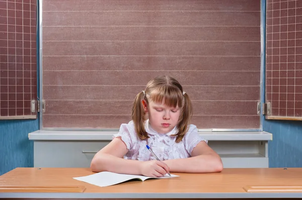 Schoolmeisje in een klaslokaal — Stockfoto