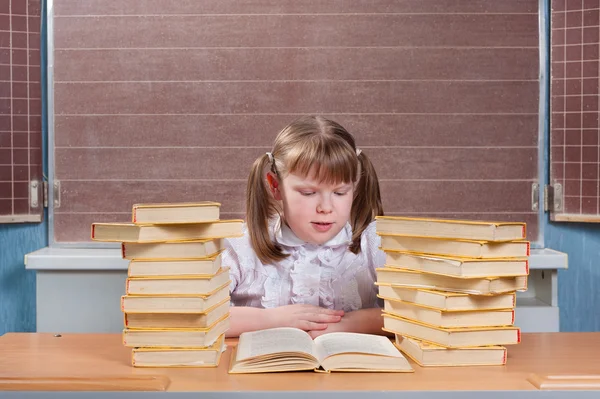 Schoolmeisje in een klaslokaal — Stockfoto