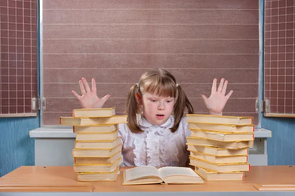 Schoolmeisje in een klaslokaal — Stockfoto