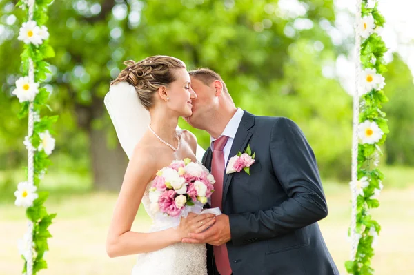 Groom and bride — Stock Photo, Image