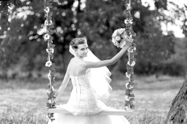 Gelin salıncak üzerinde