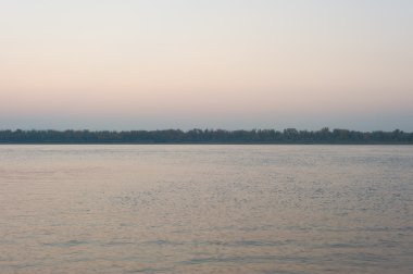 Nehirde gün doğumu