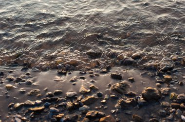 nehir kıyısında dalgaları