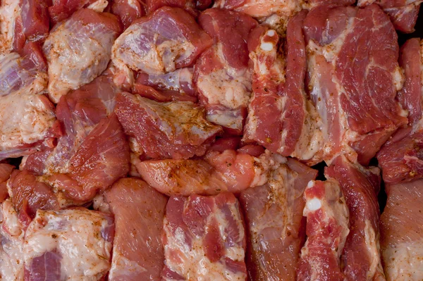 Сырое мясо с приправами — стоковое фото