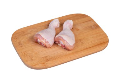 Çiğ tavuk bacağı. 