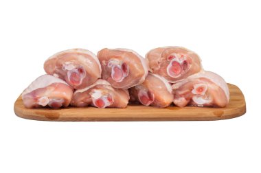 Çiğ tavuk bacağı. 