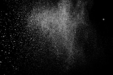 Siyah arka planda soyut su sıçramaları. Beyaz parçacıkların hareketlerini dondur. Yağmur, kar örtüsü dokusu.