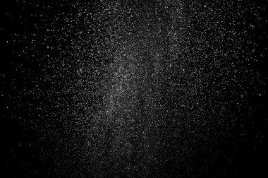 Siyah arka planda soyut su sıçramaları. Beyaz parçacıkların hareketlerini dondur. Yağmur, kar örtüsü dokusu.