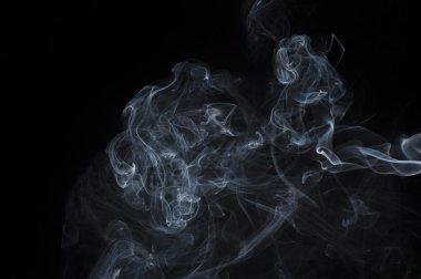 Siyah arkaplanda soyut duman hareketleri