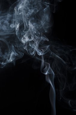 Siyah arkaplanda soyut duman hareketleri