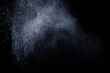 Siyah arkaplanda soyut su sıçramaları