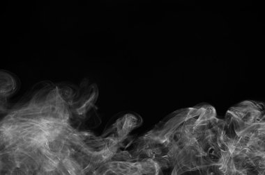 Siyah arkaplanda soyut duman hareketleri