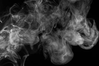 Siyah arkaplanda soyut duman hareketleri