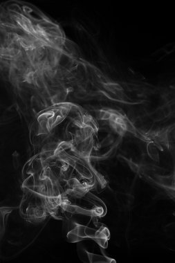 Siyah arkaplanda soyut duman hareketleri