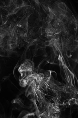 Siyah arkaplanda soyut duman hareketleri