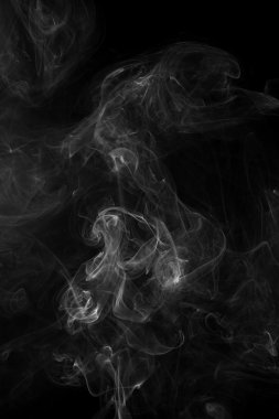 Siyah arkaplanda soyut duman hareketleri
