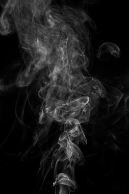 Siyah arkaplanda soyut duman hareketleri