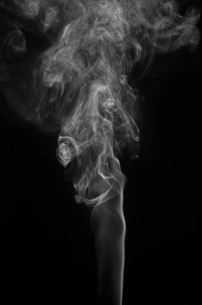 抽象的烟在黑色的背景上移动 — 图库照片