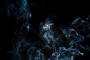 Siyah arkaplanda soyut duman hareketleri