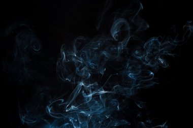 Siyah arkaplanda soyut duman hareketleri