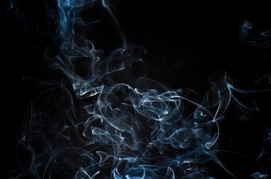 Siyah arkaplanda soyut duman hareketleri