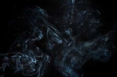 Siyah arkaplanda soyut duman hareketleri