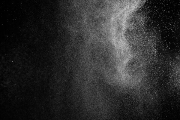 Абстрактный брызг воды на черном фоне
