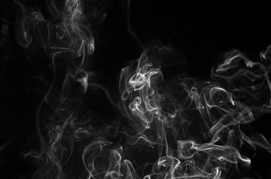 Siyah arkaplanda soyut duman hareketleri