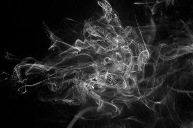 Siyah arkaplanda soyut duman hareketleri