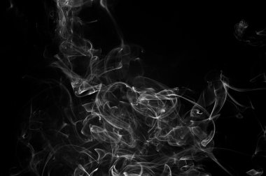 Siyah arkaplanda soyut duman hareketleri