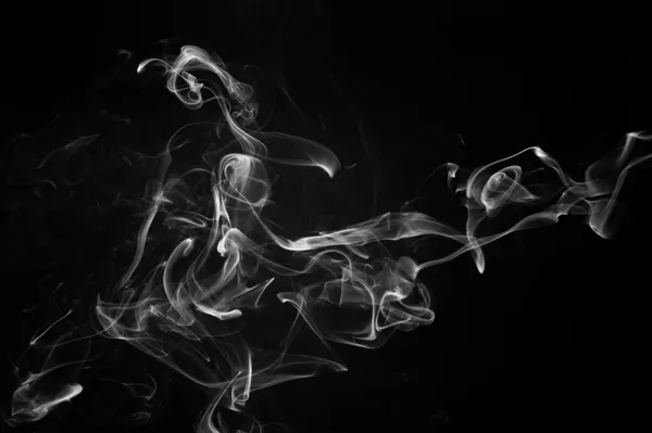 抽象的烟在黑色的背景上移动 — 图库照片