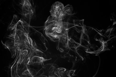Siyah arkaplanda soyut duman hareketleri