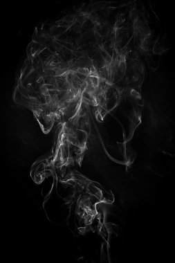 Siyah arkaplanda soyut duman hareketleri