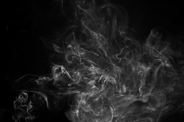Siyah arkaplanda soyut duman hareketleri