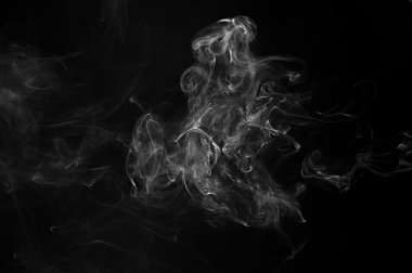 Siyah arkaplanda soyut duman hareketleri