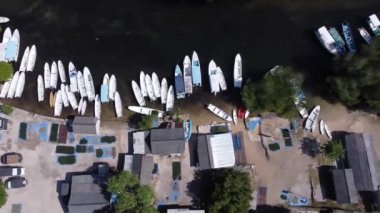 Lembongan, Bali, Mayıs 06: Junggutbatu Köyü 'nde bir balıkçı köyü, Lembongan, Bali, insansız hava aracı tarafından görülmektedir. Beyaz kumlar, geleneksel tekneler ve sahil boyunca balıkçı evleri..