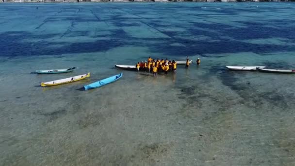 2022年5月6日 巴厘岛伦邦根 努沙伦邦根和努沙森宁根海滩上的海藻田 传统的船载着海藻农民去检查他们的田地 — 图库视频影像