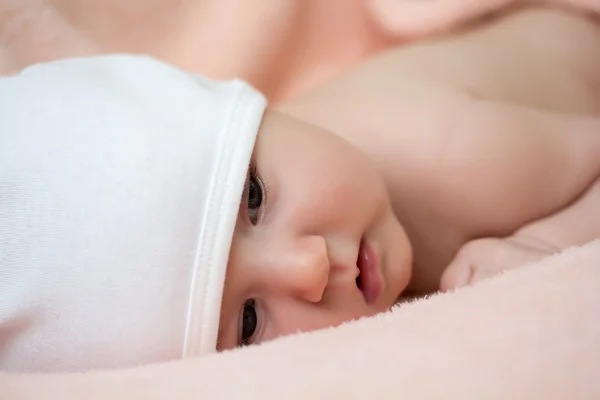 Мила новонароджена дівчинка — стокове фото