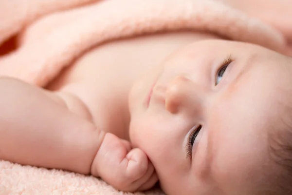Düşünme yeni doğan bebek kız — Stok fotoğraf
