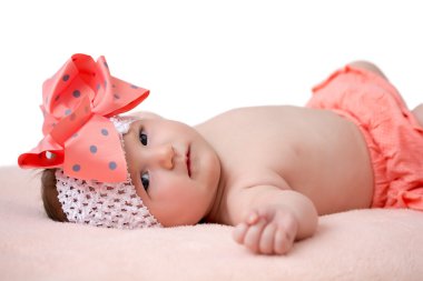  büyük bir yay ile kız bebek