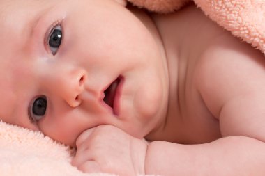 büyüleyici yeni doğan bebek kız