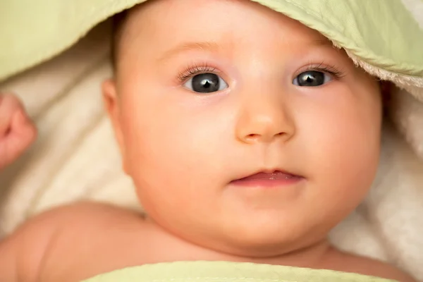 Bambina sotto l'asciugamano dopo il bagno — Foto Stock