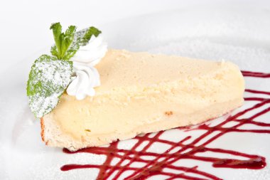 peynirli kek frambuaz sos ile