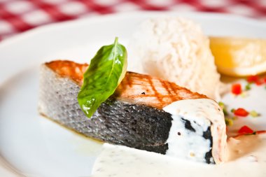 Izgara somon filetosu.