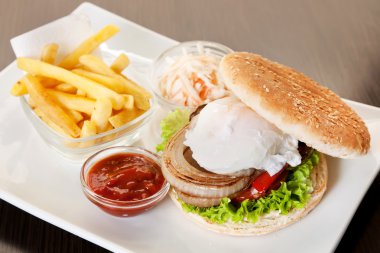 derin yağda kızartılmış patates hamburger