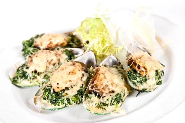 Baked mussels with spinach — Stock Photo, Image